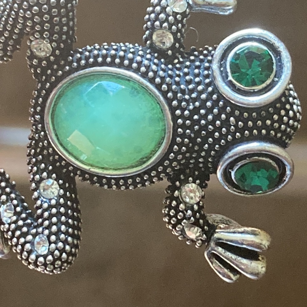 Silver brooch frog with green gemstone eyes - Picture 3 of 3